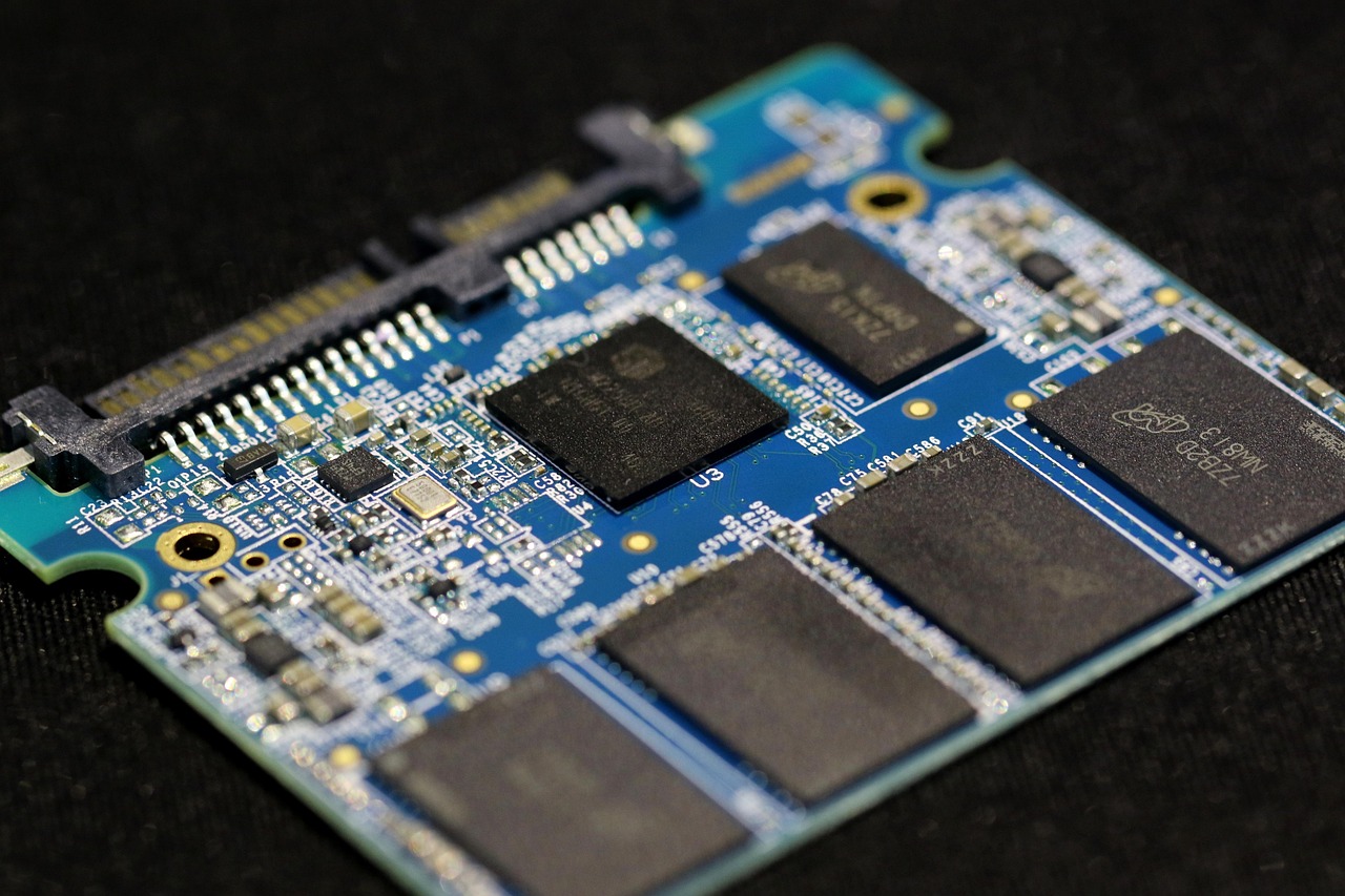 solid state drive, storage device, computer, ssd, memory card, electronic components, storage, semiconductor, integrated circuit, ssd, ssd, ssd, ssd, ssd-6158469.jpg